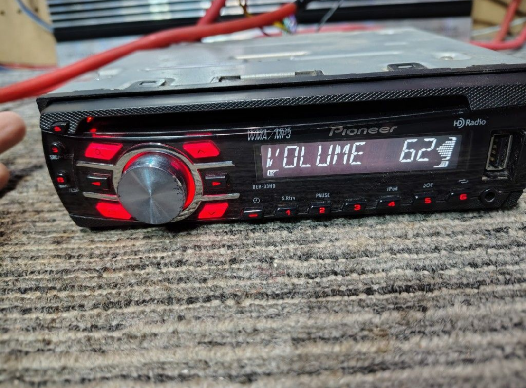 Pioneer DEH-33HD
CD receiver USB Auxiliary