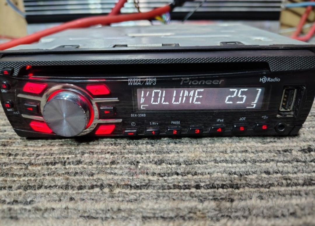Pioneer DEH-33HD
CD receiver USB Auxiliary