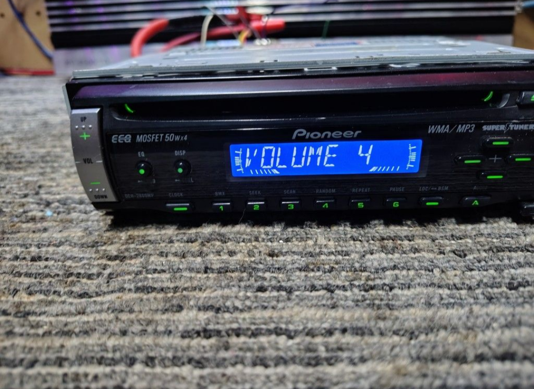 Pioneer DEH-2800MP
CD receiver with MP3/WMA playback