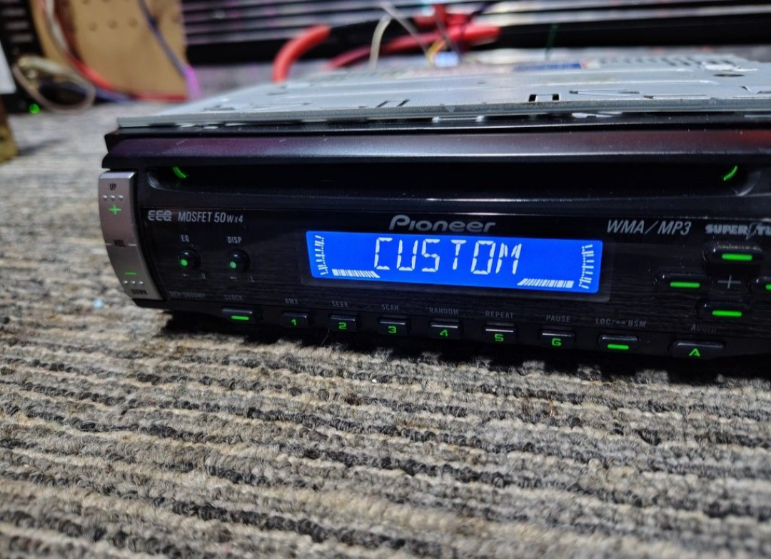 Pioneer DEH-2800MP
CD receiver with MP3/WMA playback