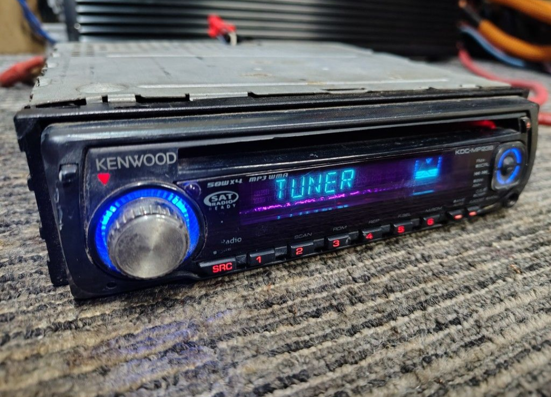 Kenwood KDC-MP238
CD receiver & Auxiliary