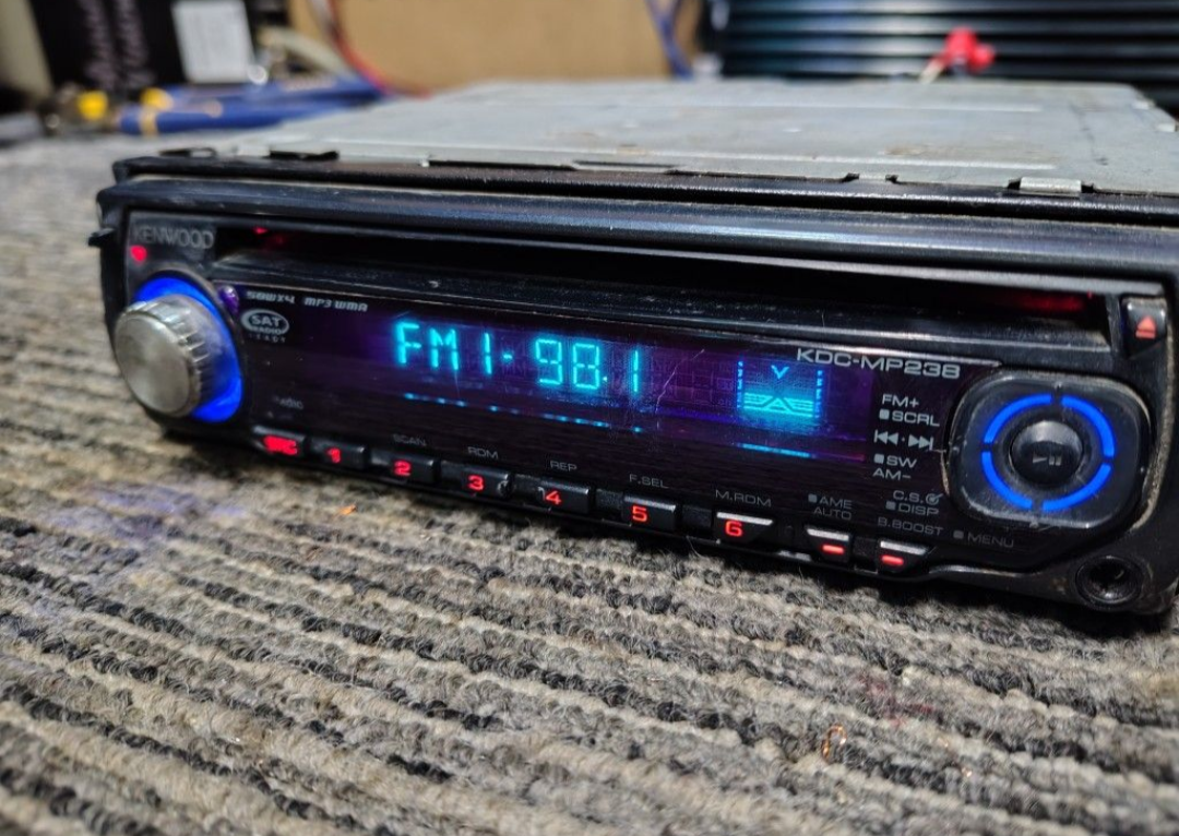 Kenwood KDC-MP238
CD receiver & Auxiliary