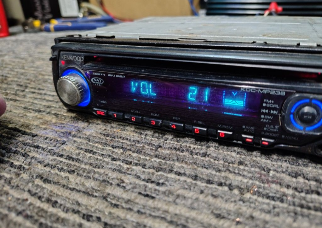 Kenwood KDC-MP238
CD receiver & Auxiliary