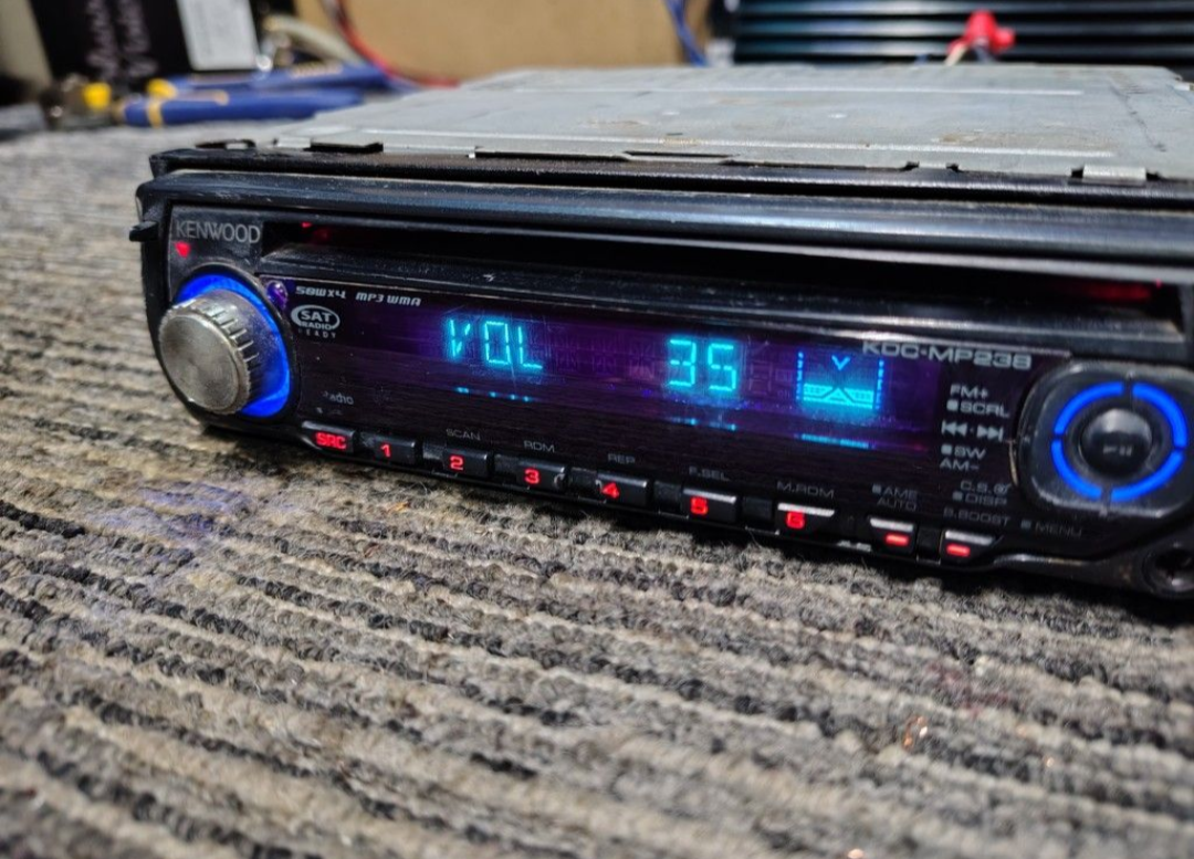Kenwood KDC-MP238
CD receiver & Auxiliary