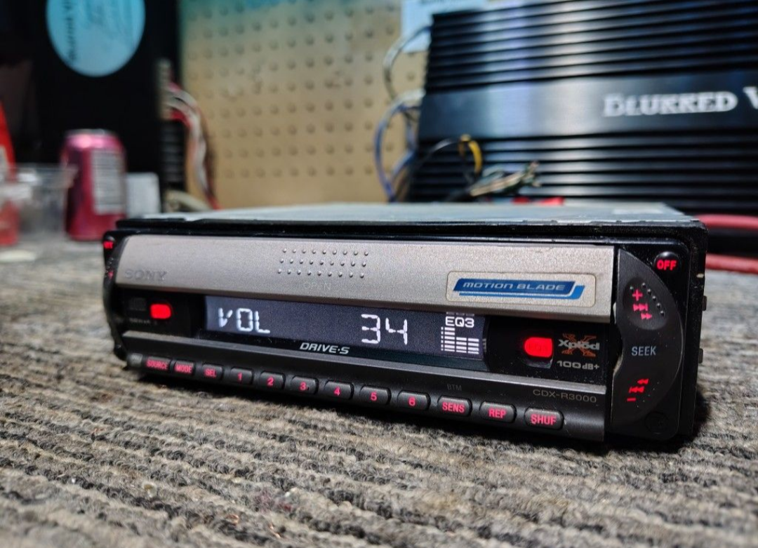 Sony CDX-R3000
CD receiver