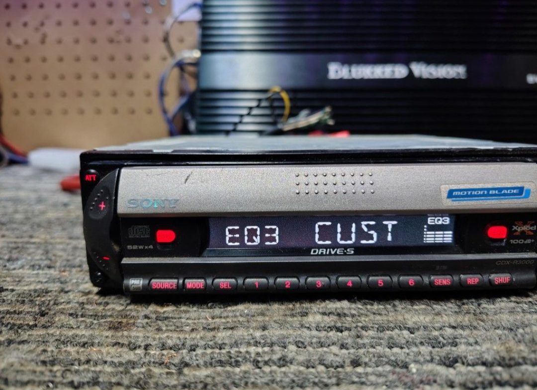 Sony CDX-R3000
CD receiver
