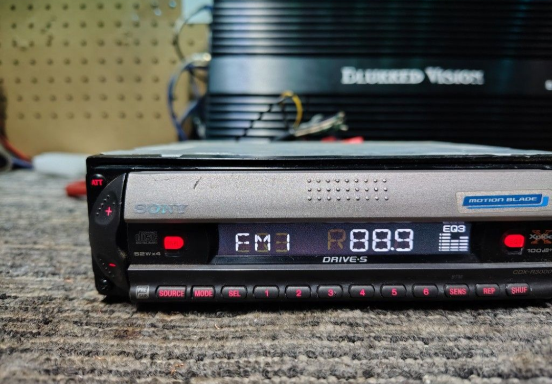 Sony CDX-R3000
CD receiver