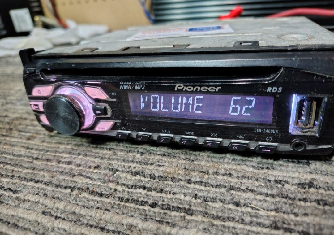 Pioneer DEH-3400UB
CD receiver USB And Auxiliary