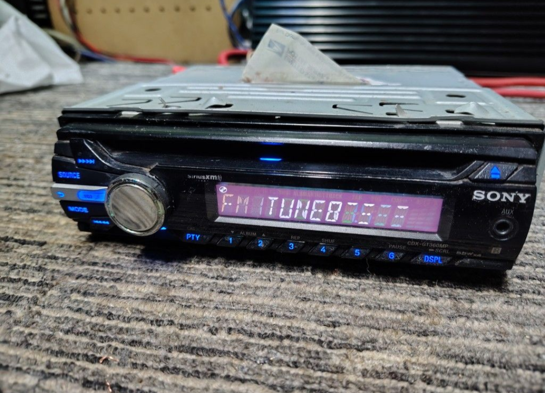 Sony CDX-GT360MP
CD receiver & Auxiliary