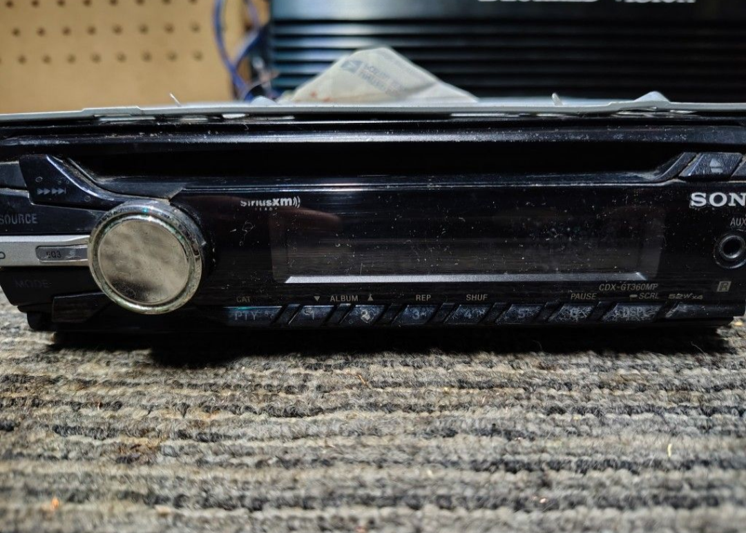Sony CDX-GT360MP
CD receiver & Auxiliary