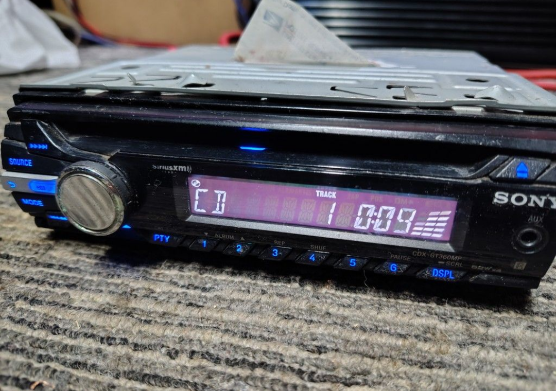 Sony CDX-GT360MP
CD receiver & Auxiliary