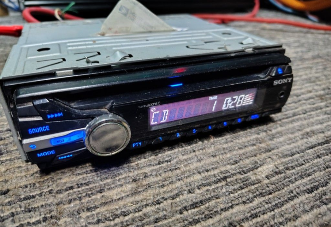 Sony CDX-GT360MP
CD receiver & Auxiliary