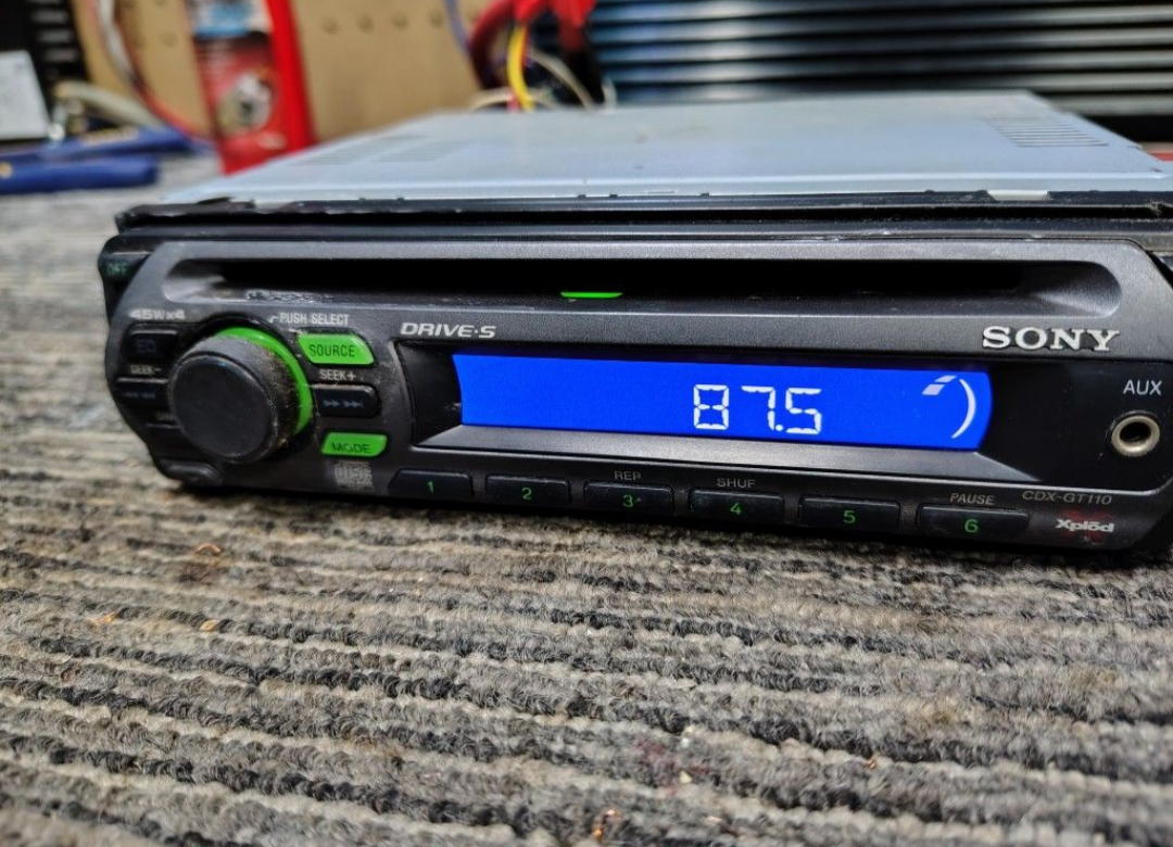 Sony CDX-GT110
CD player & Auxiliary
