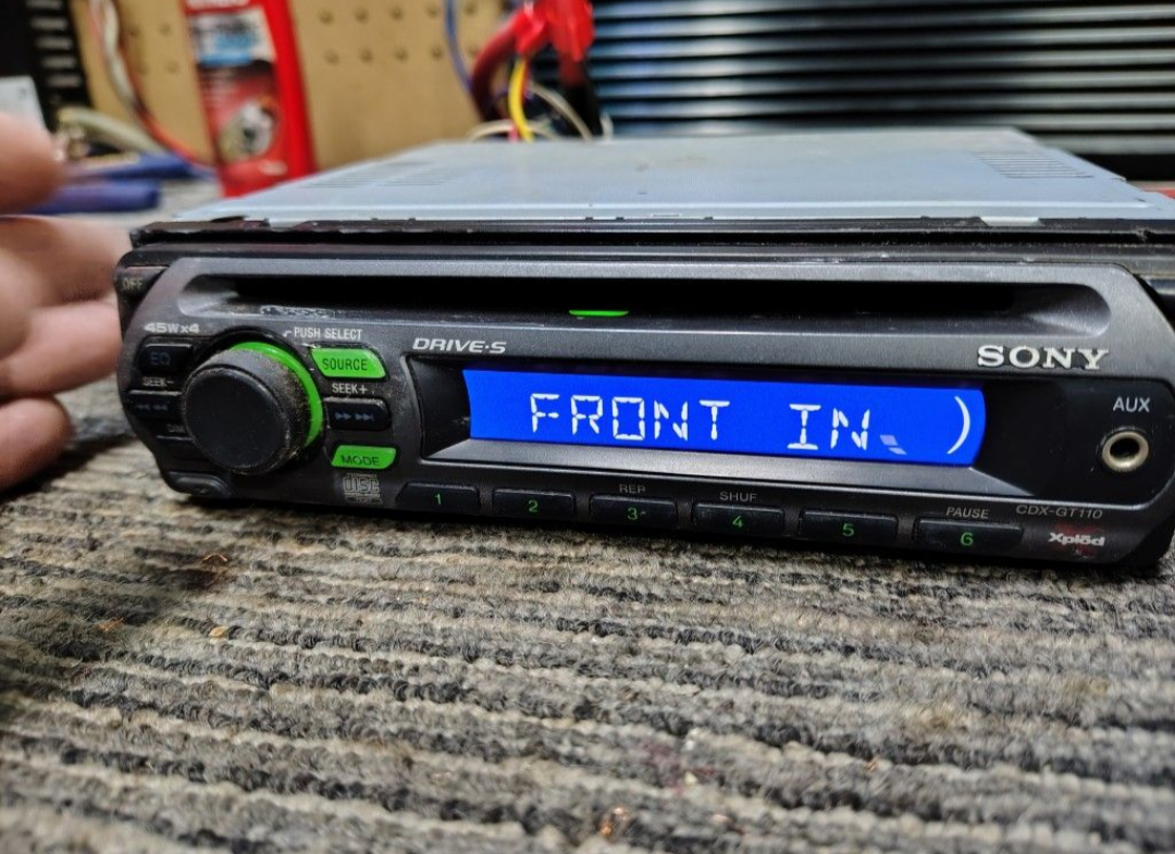Sony CDX-GT110
CD player & Auxiliary
