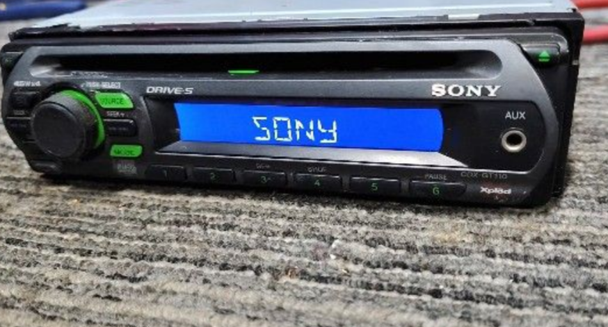 Sony CDX-GT110
CD player & Auxiliary