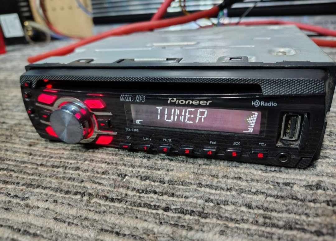 Pioneer DEH-33HD
CD receiver USB Auxiliary