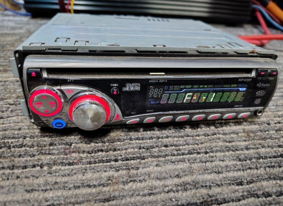 JVC KD-G340
CD receiver & Auxiliary
