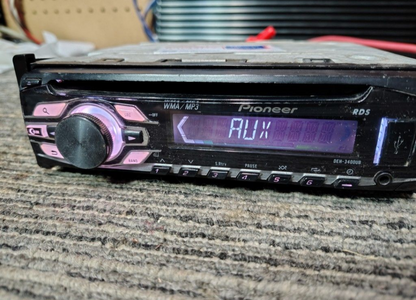 Pioneer DEH-3400UB
CD receiver USB And Auxiliary