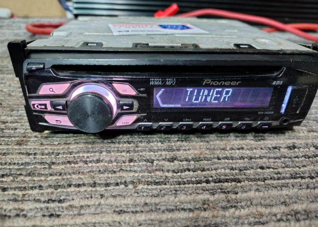 Pioneer DEH-3400UB
CD receiver USB And Auxiliary